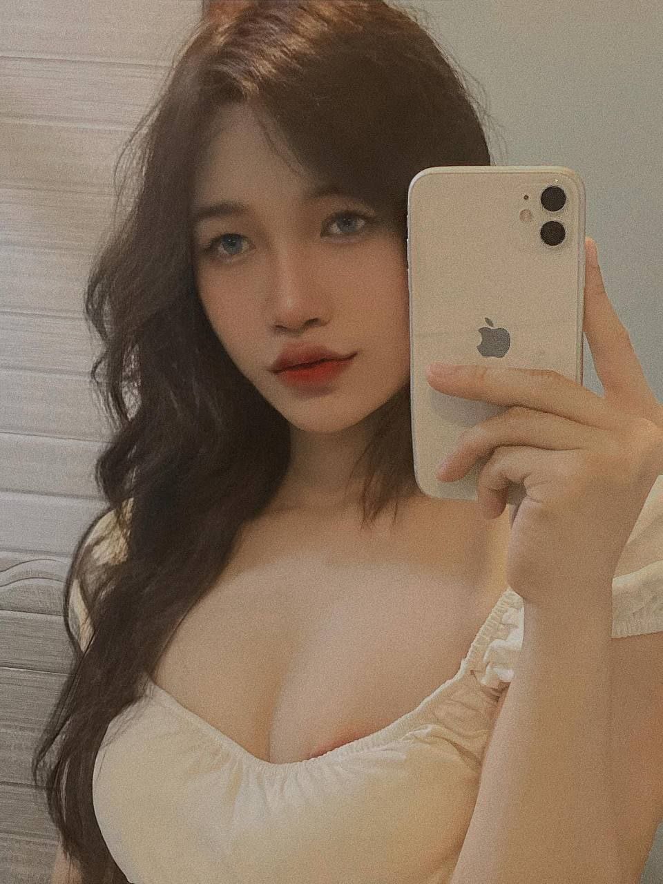 Lỡ nhìn thấy cặp vú căng hồng của cô bạn thân